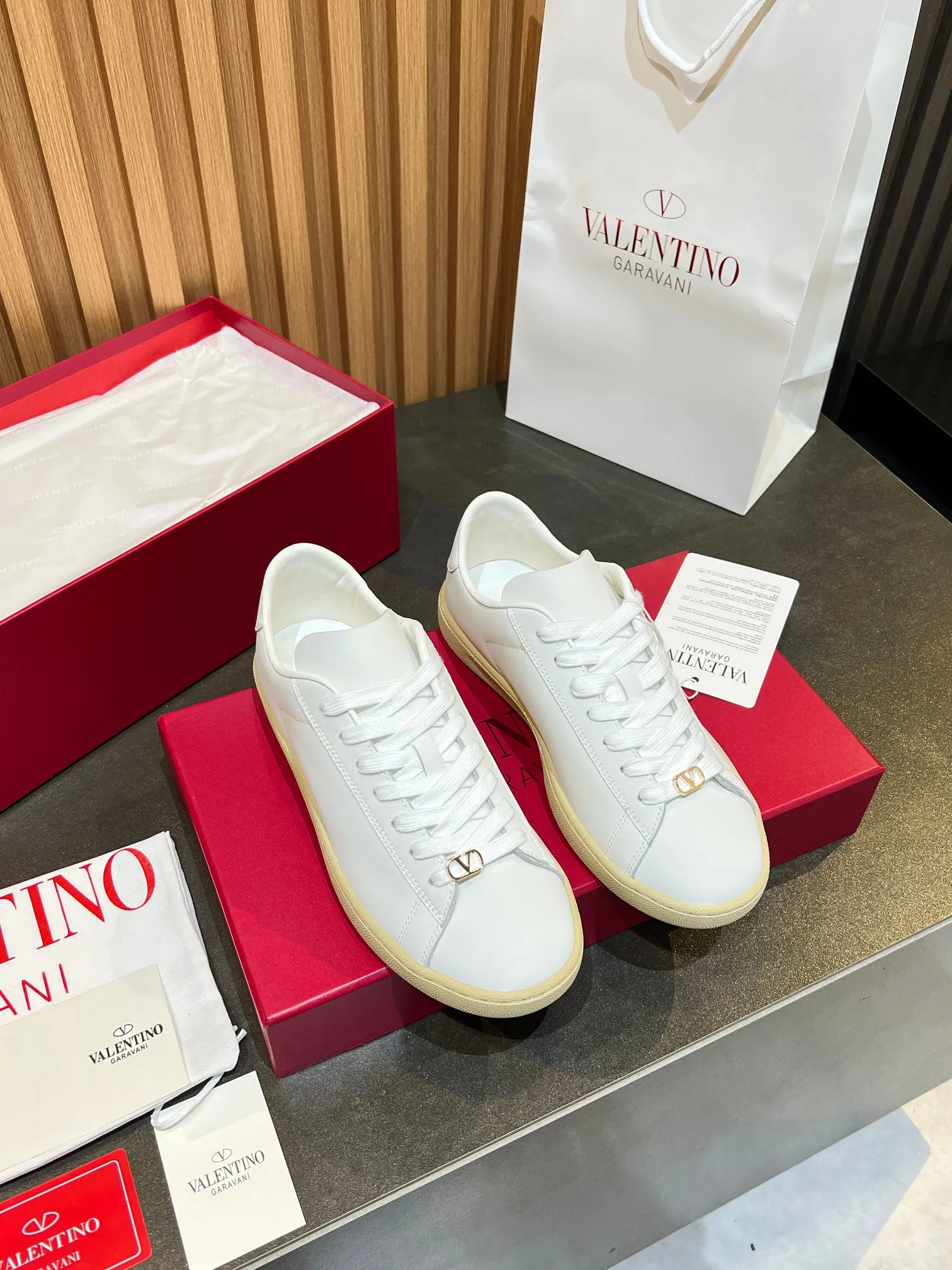 [Valentino] P: 640💰 Couple style, size: women 35-40▪️men 39-44 (45. Customized) Valentino VLTN casual shoes 2025 latest moral training shoes I can't put it down. Seiko details of cowhide sneakers, retro fashion, simple and advanced, casual matching. 1:1 restoration! Top luxury masterpiece, lace-up design, soft and comfortable imported calfskin brings excellent and elegant texture and excellent foot comfort. Top purchasing version upper: imported calfskin surface/original oil edge process + printing process. Inner lining: water-dyed cowhide lining. Outsole: original development 𝐓𝐏𝐔 two-color combination outsole. Packaging: full package with original configuration.